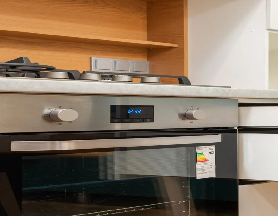 Técnico consertando um forno a gás